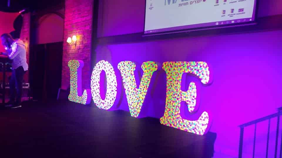אותיות LOVE זוהרות באולטרא לאירועים