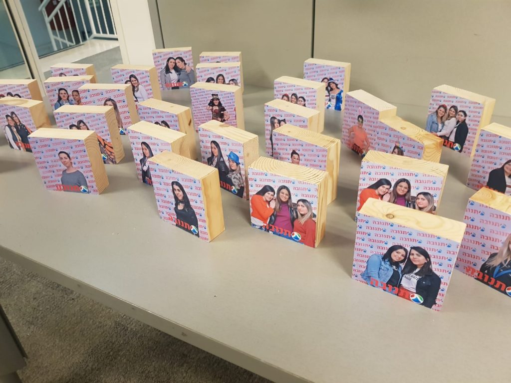 הדפסה על בלוק עץ