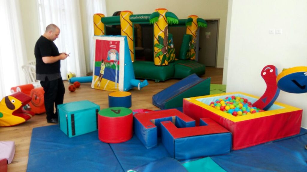 ג'ימבורי עם בריכת כדורים קטנה