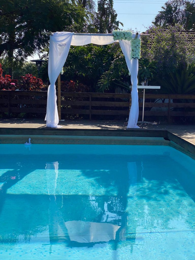 השכרת חופה לאירועים – קלאסית, מרשימה ומרגשת אין רגע מרגש יותר בטקס החתונה מאשר החופה – המקום שבו הכל מתחיל. ב־Rentory אנחנו יודעים עד כמה חשוב שהחופה שלכם תשקף את הסגנון, האווירה והחלום שלכם. לכן, אנו מציעים שירותי השכרת חופות מעוצבות ברמה הגבוהה ביותר, המותאמות לכל סוג אירוע – בין אם אתם מתחתנים בטבע, בחוף הים, בגינה פרטית או באולם מפואר. מה כולל השירות שלנו? חופות במגוון עיצובים – קלאסי, מודרני, מינימליסטי או יוקרתי, עם אפשרות לבדים לבנים חלקים או קישוטים מותאמים אישית. הובלה, הרכבה ופירוק – צוות מקצועי ומיומן יגיע ביום האירוע וידאג שהחופה תוקם בצורה יציבה, נקייה ומדויקת. מבנה איכותי ובטיחותי – עשוי מחומרים חזקים, יציבים ועמידים, כך שתוכלו להיות רגועים לאורך כל הטקס. אפשרות לשדרוגים משלימים – כמו שטיח לבן, כסאות לטקס, תאורה דקורטיבית או מערכת הגברה – בהתאמה אישית לצרכים שלכם. למה לבחור ב־Rentory? ✔ שירות אמין ומהיר בפריסה ארצית. ✔ ציוד מתוחזק, נקי ומוכן לשימוש. ✔ ניסיון עשיר בהפקות חתונות ואירועי חוץ. ✔ התאמה מלאה לאופי וסגנון האירוע שלכם – קלאסי, כפרי או מודרני. חופה מושלמת בקלות ובמחיר משתלם אצלנו תמצאו לא רק ציוד איכותי, אלא גם שקט נפשי – החופה שלכם תוקם בזמן, בעיצוב שתבחרו, ותעניק לטקס את המראה המרגש והמרשים שמגיע לכם. בין אם אתם מתכננים חתונה אינטימית או אירוע גדול, Rentory כאן כדי להבטיח שהחופה שלכם תהיה מרכז החגיגה – ותשאיר זיכרון קסום לכל החיים. השכרת חופה לאירועים