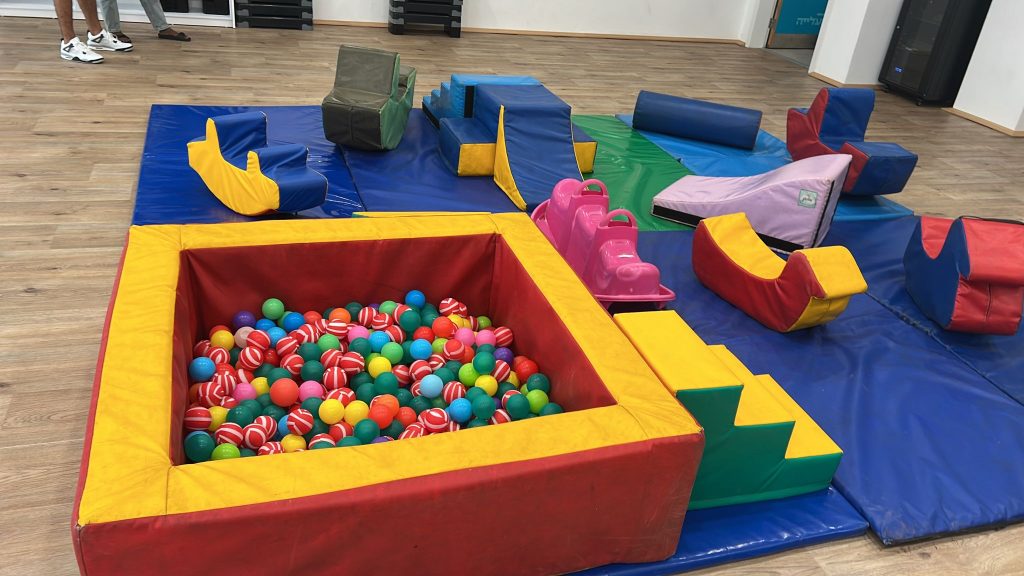 ג'ימבורי עם בריכת כדורים קטנה