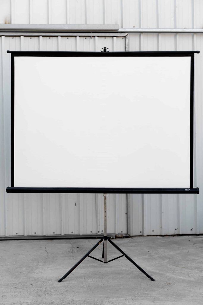 מסך מקרן עם חצובה